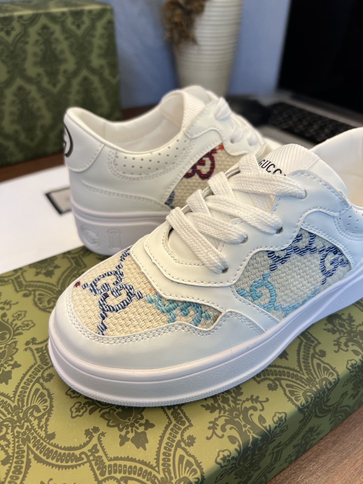 Children's shoes child